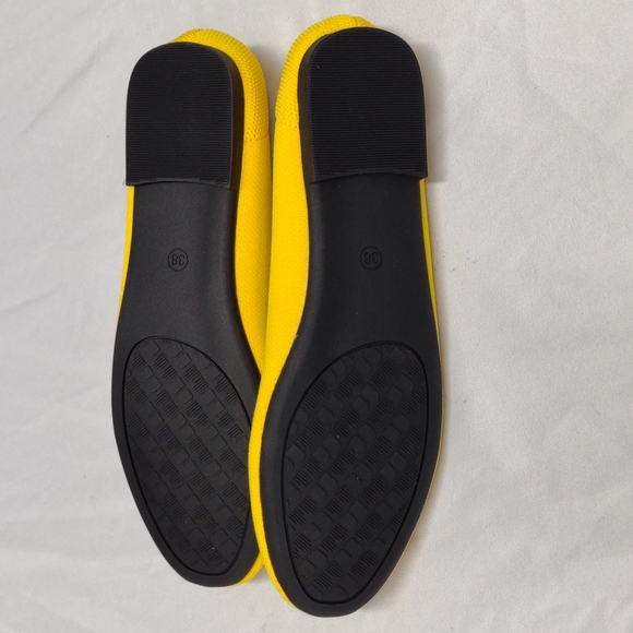 Women's Venus Celia size 7 yellow nimble knit flats/shoes. - Picture 3 of 4